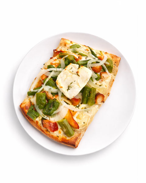Pizza au saumon fumé, asperges, chèvre & mozza