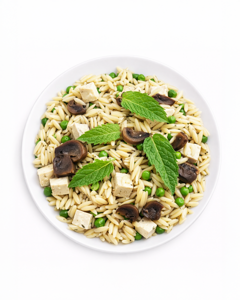 Orzo végétalien au tofu, aux champignons, aux pois verts & à la menthe
